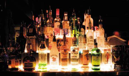 Várias bebibdas em um bar. Várias bebibdas