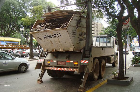 Transporte de caçamba. Foto Flickr @Blog do Mílton Jung Transporte de caçamba