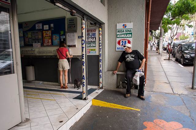 As lotéricas podem realizar diversos serviços como a venda de jogos, pagamentos, consultas depósitos, saques e outros. Foto Flickr @igorschutz As lotéricas podem realizar diversos serviços como a venda de jogos, pagamentos, consultas depósitos, saques e outros