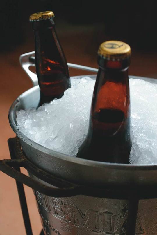 O gelo moído é utilizado por bares e restaurante na hora de servir cervejas e bebidas que precisam ficar geladas o tempo todo
