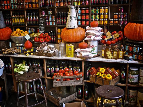 A produção de cestas em delicatessen dá um resultado final diferente e com produtos variados