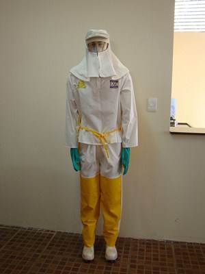 Para aplicação dos defensivos agrícolas o operador deve se proteger com roupas especiais. Foto Flickr @Agriculturasp Para aplicação dos defensivos agrícolas o operador deve se proteger com roupas especiais