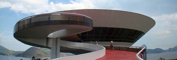 Museu de Arte Contemporânea em Niterói, Rio de Janeiro. Construído em 1996 pelo maior arquiteto brasileiro, Oscar Niemeyer. Hoje, é cartão postal da cidade maravilhosa