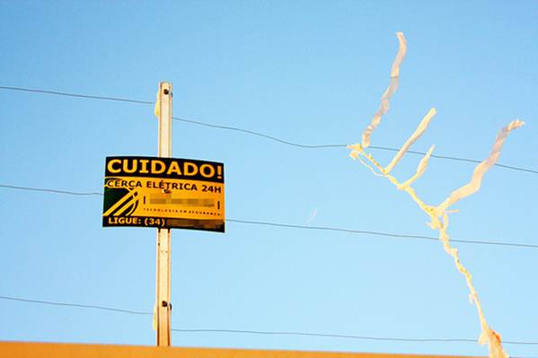 Cerca elétrica instalada em residências - Foto Flickr @Henrique Costa Pereira