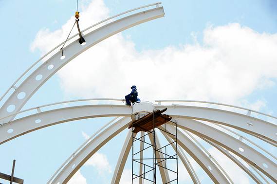 Montagem da estrutura metálica feita de aço especial com detalhes em furos