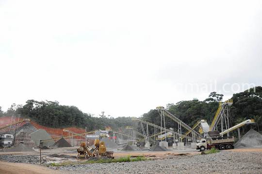 Canteiro de obra em fase inicial