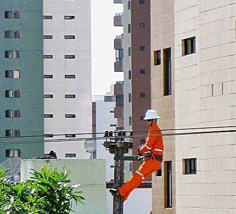 Um eletriscista de Uberaba trabalhando pela CEMIG