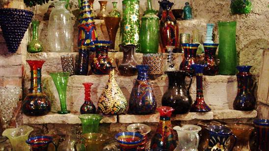 Vasos feitos de vidros de várias tonalidades