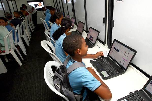 Laboratório de informática em escola pública