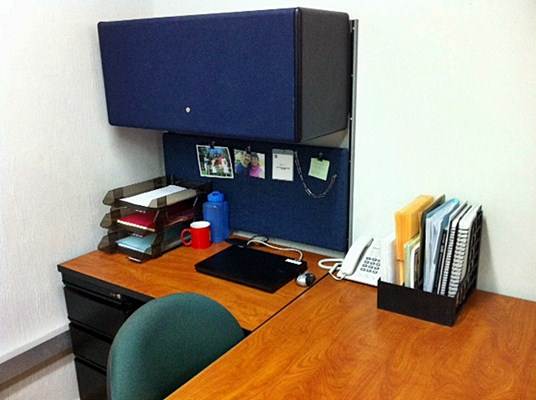 Mesa de escritório em L, com armário suspenso e acessórios porta trecos e documentos