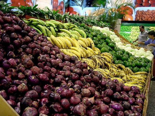 Àrea de frutas, verduras e lugumes em um supermercado