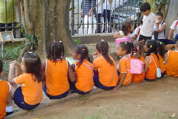 A venda de bebida alcoólica para jovens com uniformes escolares é expressamente proibida, mesmo sendo maior de idade