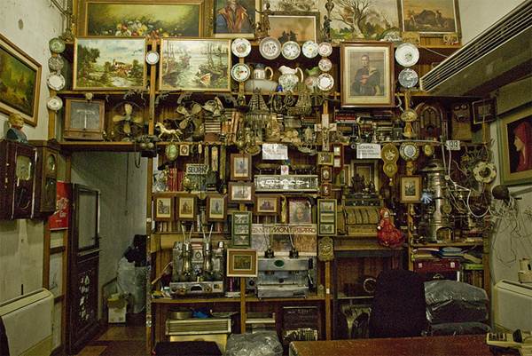 As lojas físicas de antiquários ainda fazem sucesso entre os colecionadores mais antigos