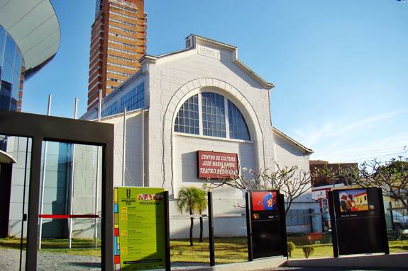 Primeira parte da fachada do Centro de Cultura José Maria Barra, salões e aulas Primeira parte da fachada do Centro de Cultura José Maria Barra, salões e aulas
