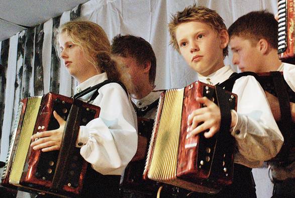 Crianças musicistas e instrumentos típicos da Noruega
