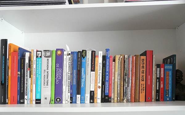 Amantes da leitura sempre preservam uma mini biblioteca em casa, os livros também podem servir de objetos de decoração