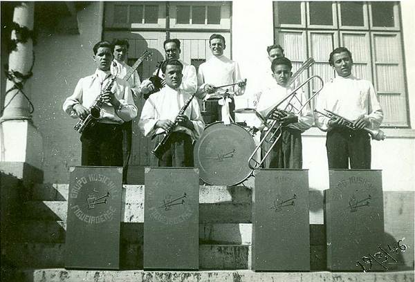 Grupo musical típico do ano de 1946