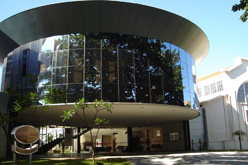 Segunda parte da fachada do Centro de Cultura José Maria Barra, teatro