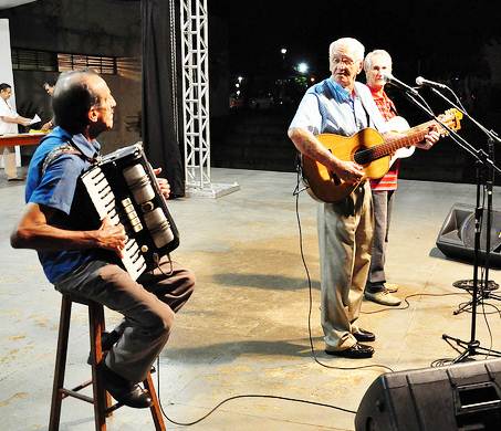 Típicos trio, acordeão, violão e a viola caipira, em completa harmonia na música mineira