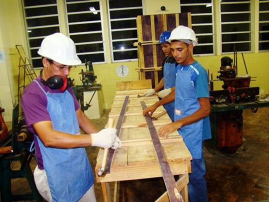 Prática do curso desenho industrial oferecido pelo SENAI