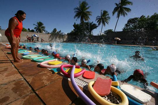 As aulas são dadas em grupo e com auxilio das boias chamadas de 'macarrão'