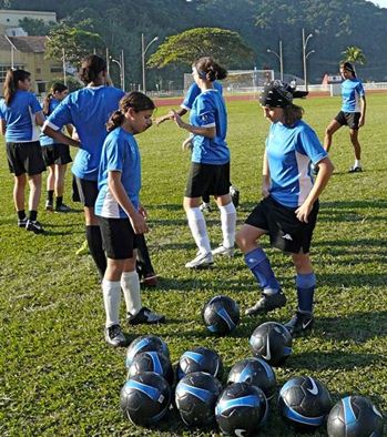 O que antes era só de meninos, hoje existem escolas especializadas no futebol feminino