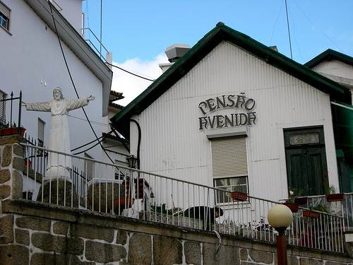 Vista frontal de pensão tradicional.