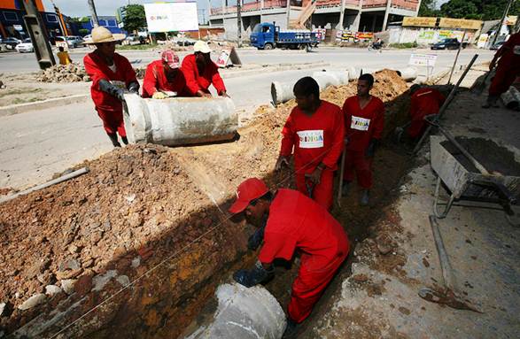 Instalação de tubulações urbanas pelo saneamento básico