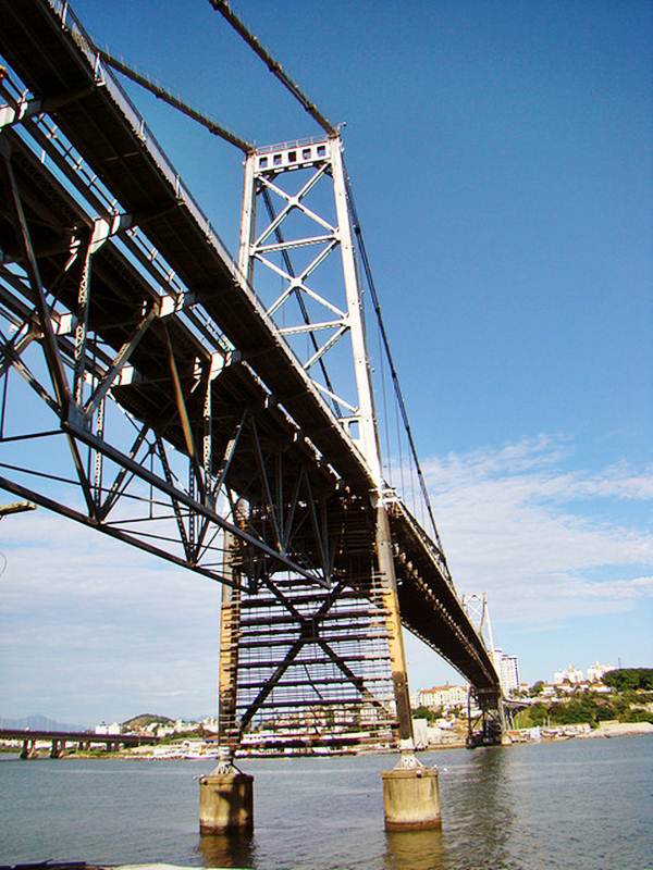 Ponte feita de aço