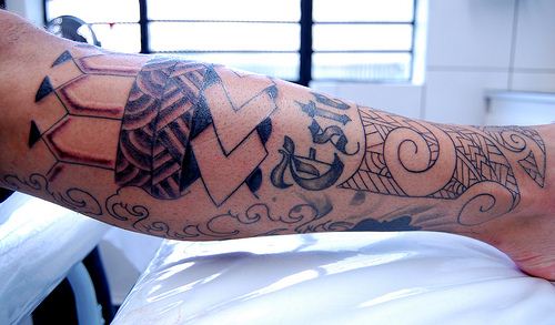 Braço com tatuagem da Polinésia