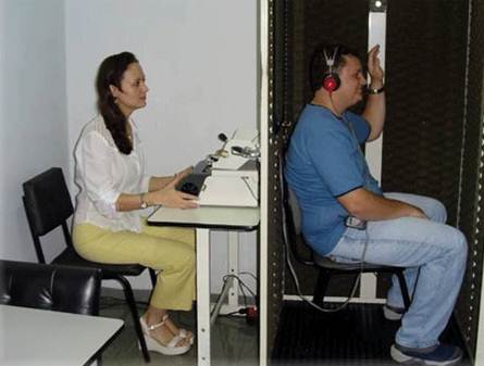 Realização do exame de audiologia