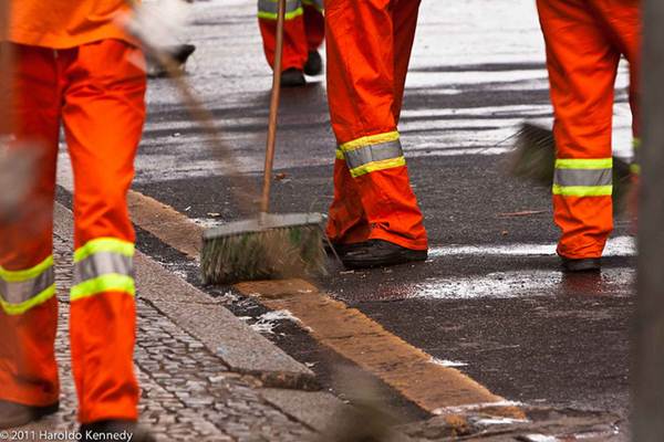 A limpeza realizada nas ruas podem ser por agências terceirizadas, contratadas pela Prefeitura