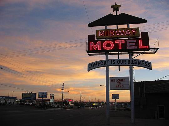 Motel a beira da estrada em algum lugar dos Estados Unidos
