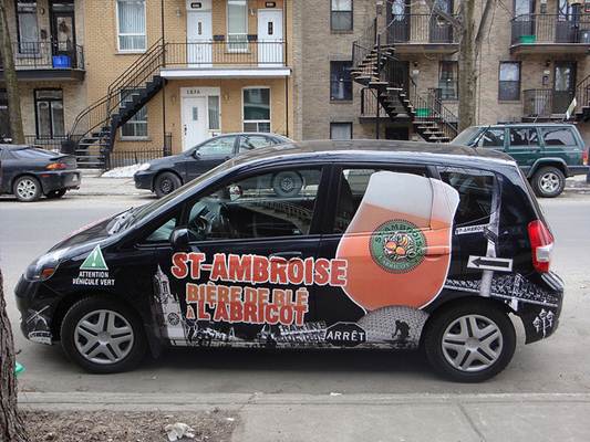 Carro plotado com propaganda de cerveja americana