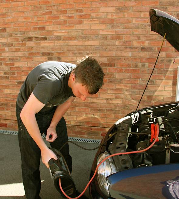 A bateria é responsável pela energia que acende as lanternas, liga o carro e mantem o som ligado. Sua vida útil é de quatro anos