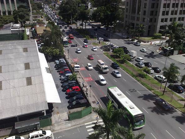 Nas grandes cidades o número de automóveis é ainda maior que o total da população