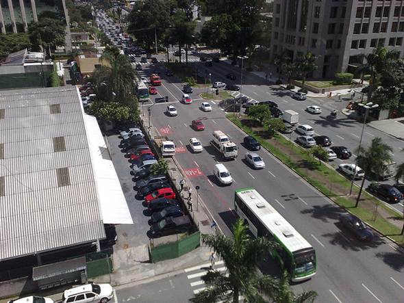 Nas grandes cidades o número de automóveis é ainda maior que o total da população