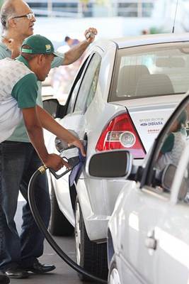 As pessoas que atendem nos postos de gasolina são chamados de frentistas