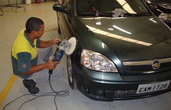 As cinco cores mais usadas em carros no mundo são prata, preto, branco, cinza e azul, respectivamente