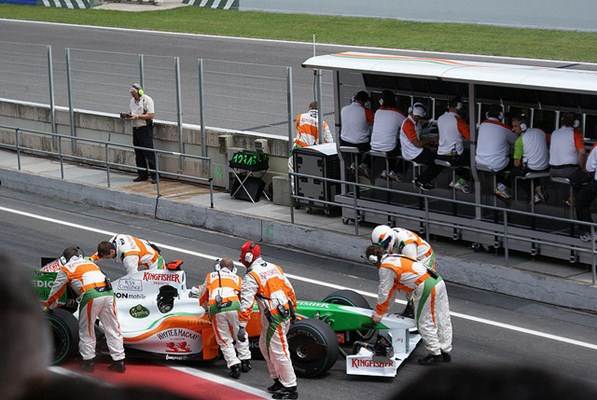 Mecânicos especialistas em carros de corrida