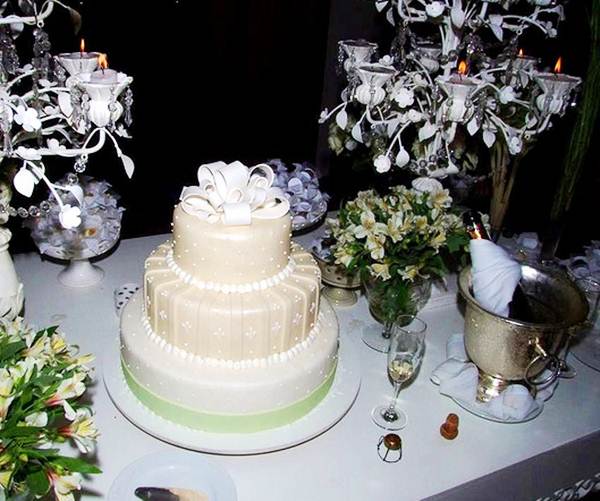 Registro da decoração da mesa do Bolo - Foto Flickr @giumaiolini Foto decoração de mesa de bolo em casamento uberabense