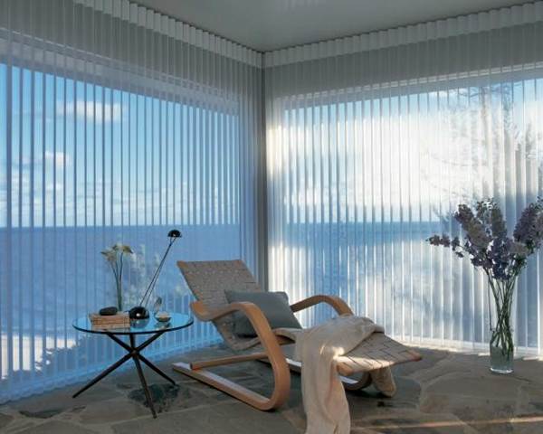 Exemplo de persianas na horizontal utilizada em grandes áreas - Foto: Flickr @DECORACIONES INTEGRALES